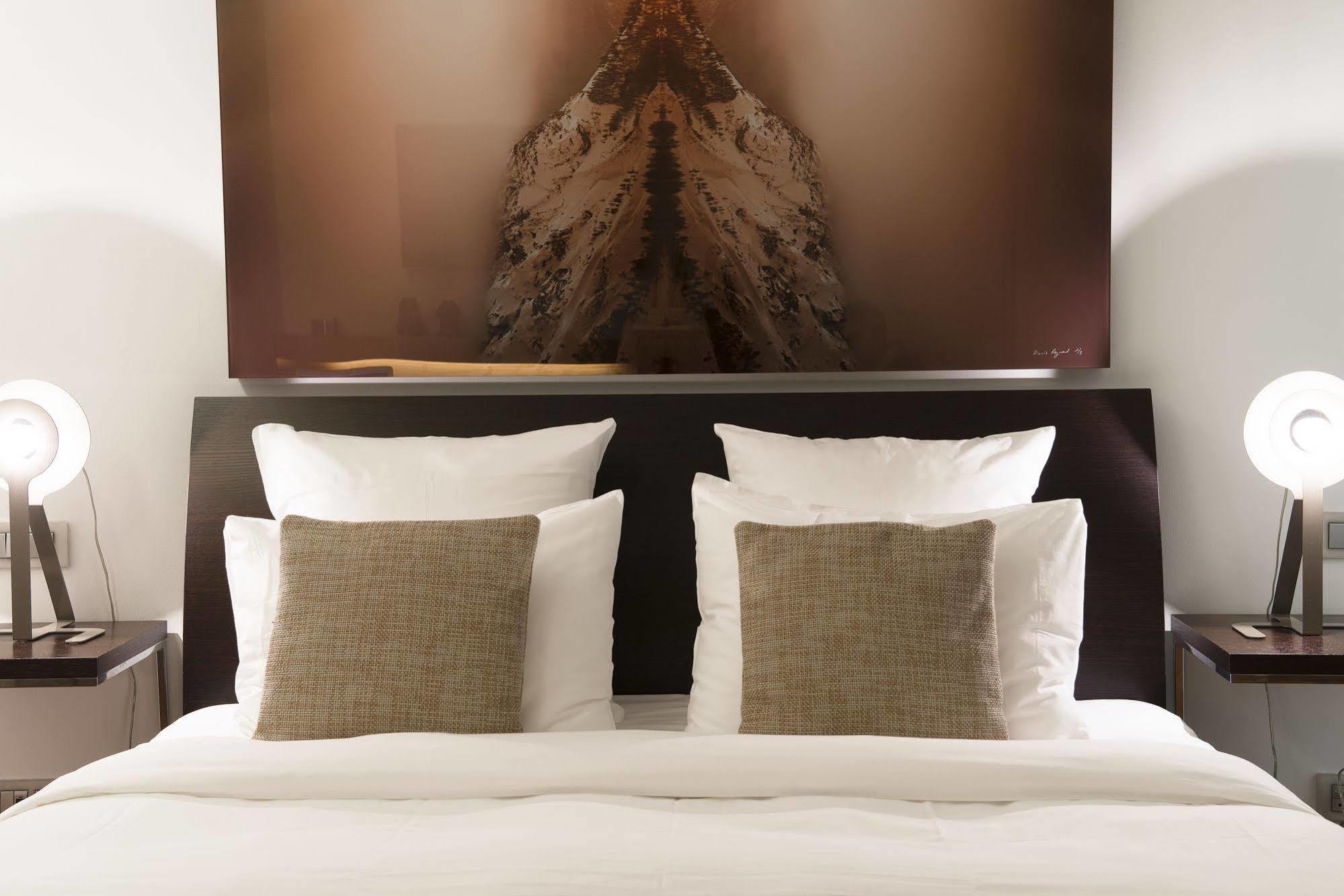 La Cour Des Augustins Boutique Gallery Design Genebra