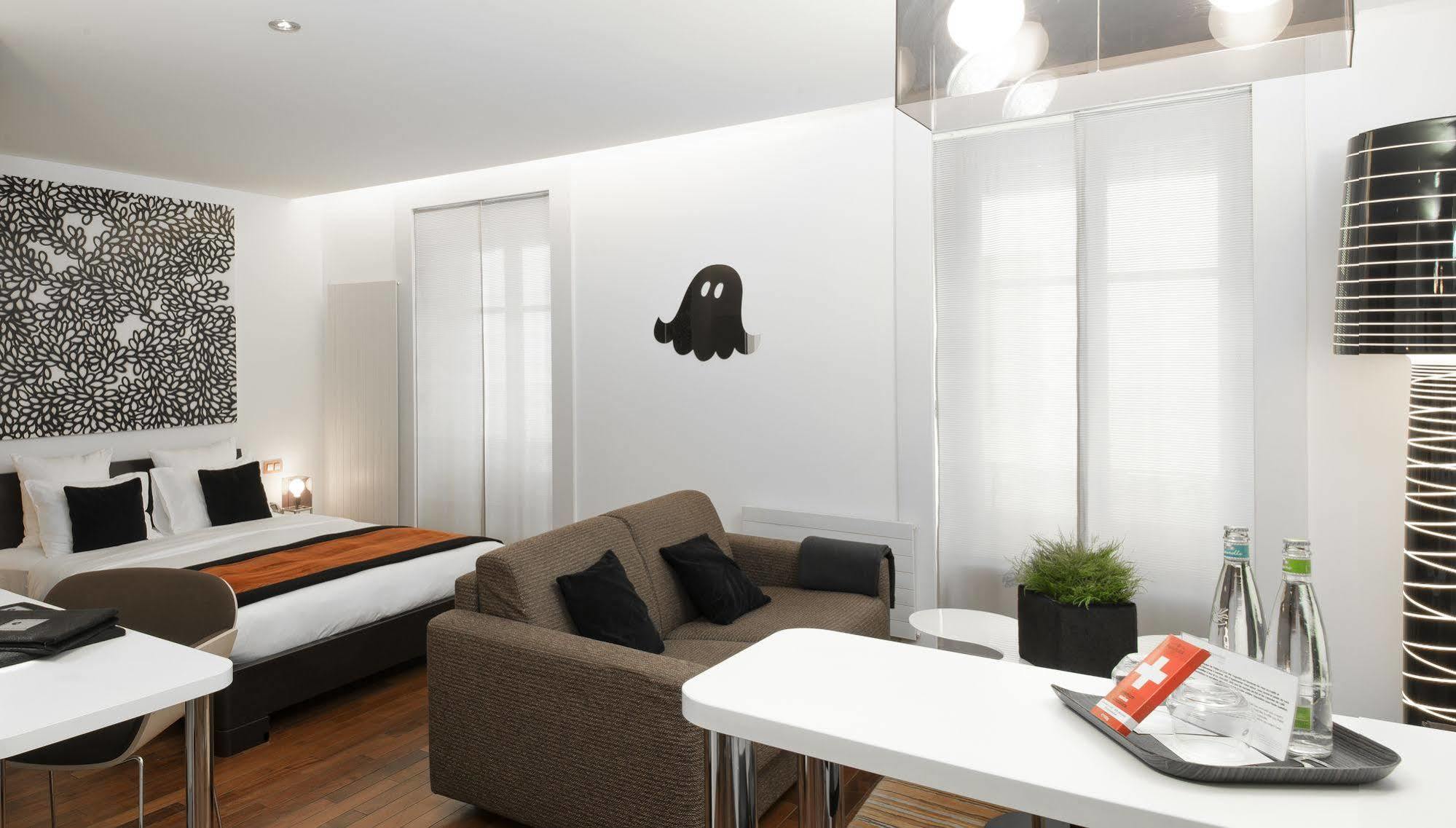La Cour Des Augustins Boutique Gallery Design Genebra